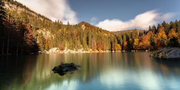 Éclats d'automne sur le lac vert — Photographie d'art par Boris Molinier