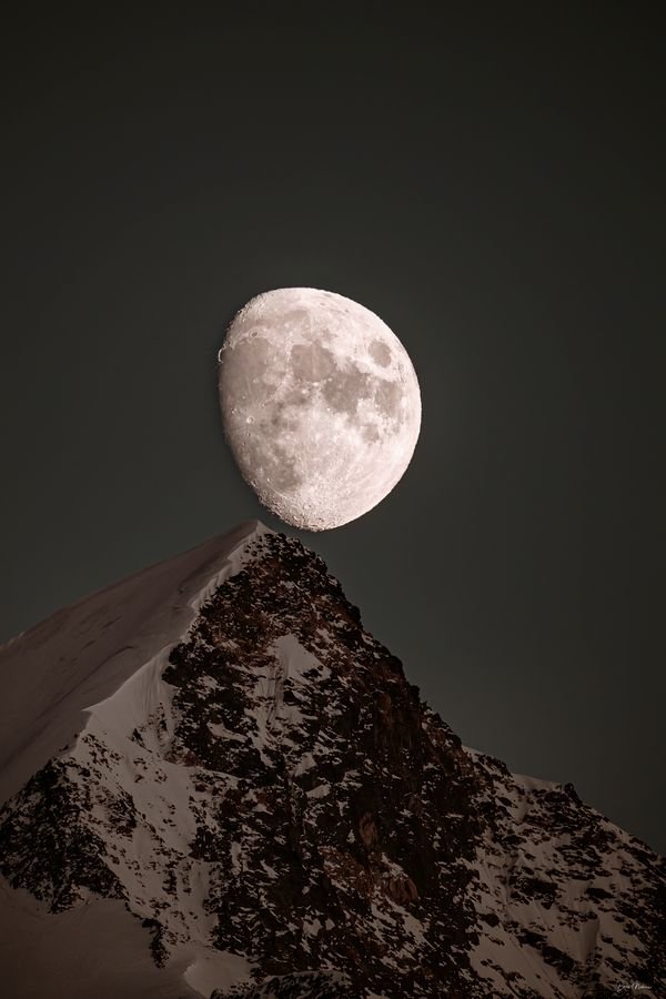 Lune sur Bionnassay — Photographie d'art par Boris Molinier